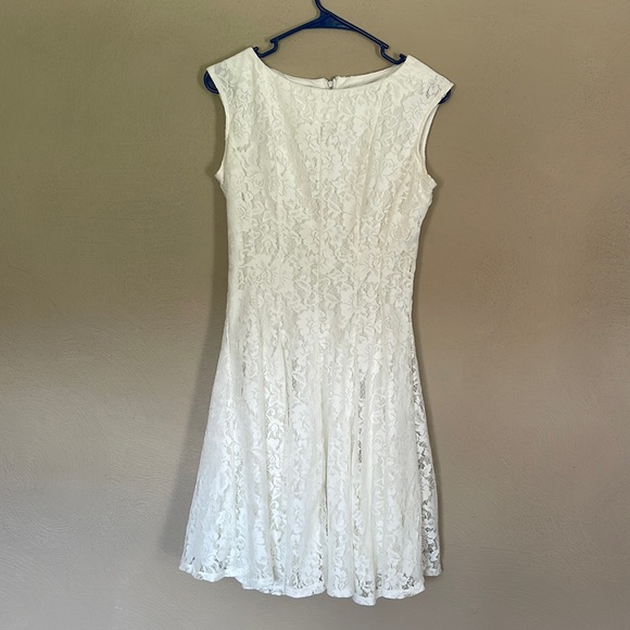 Elegant lace white dress, flowy loose bottom, perfect for any occasion - Picture 1 of 3